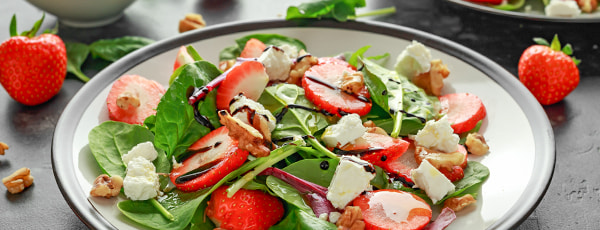 Suvine salat spinati ja maasikatega - GradinaMax Suvine salat spinati ja maasikatega